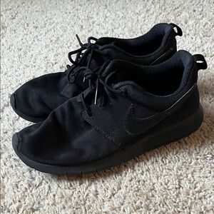 Nike Roshe One black sneakers
